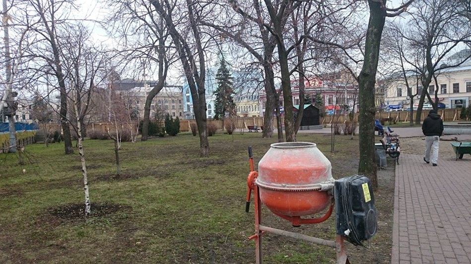 На Подоле киевляне снесли забор вокруг сквера и памятника Сагайдачному