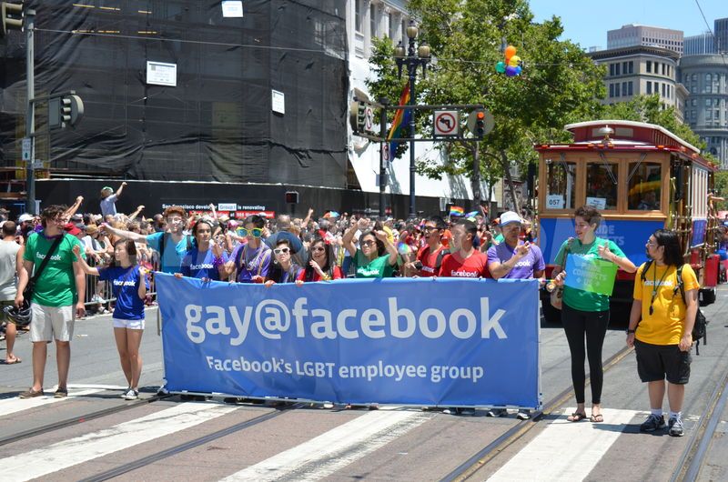 Трамвай Facebook c Цукербергом на борту