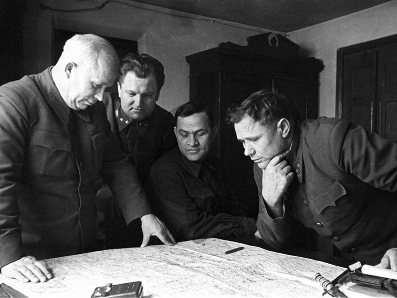 «Члены Военного совета Сталинградского фронта». Генерал Андрей Иванович Еременко справа.