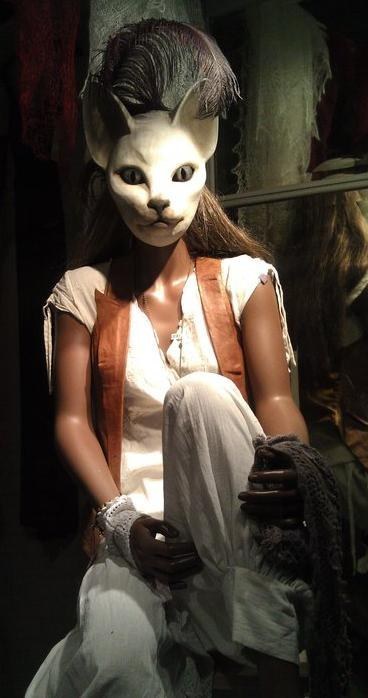 ...с головой кошки...