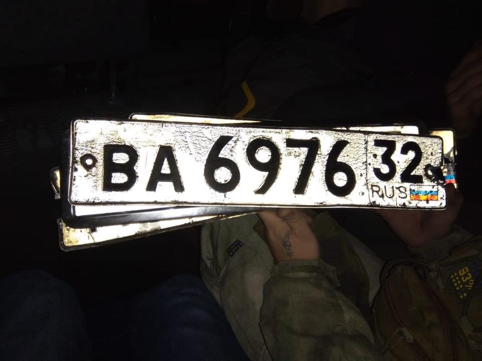Полиция заставила активистов вернуть водителям фур номера