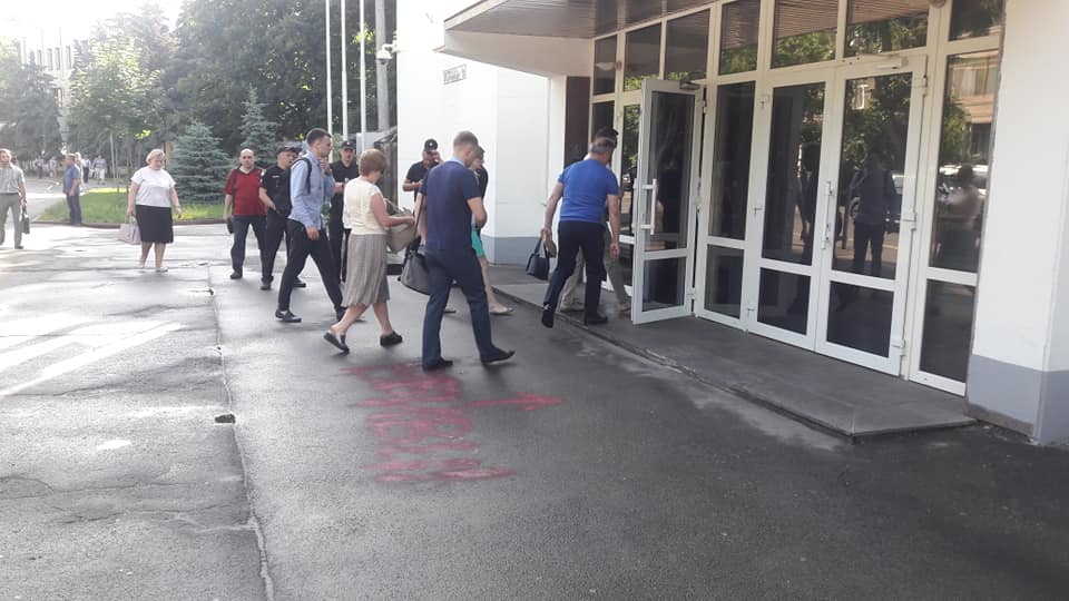Надписи пытались зарисовать