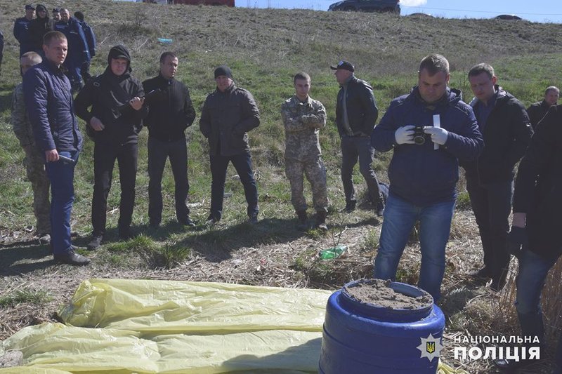 Туловище и голову выкинул в водоем