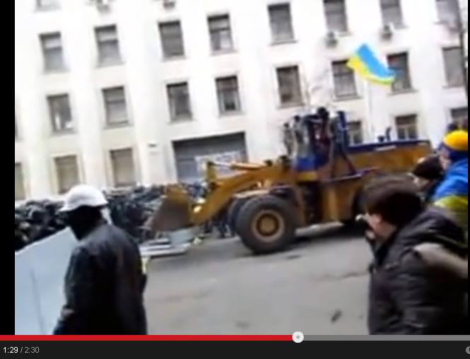 Андрей Дзиндзя снимает происходящее (в правом нижнем углу)
