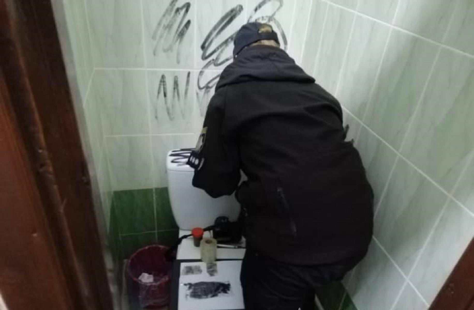 Полиция достаёт гранату