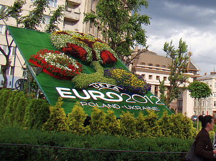 Евро-2012 считает достижение в основном молодежь
