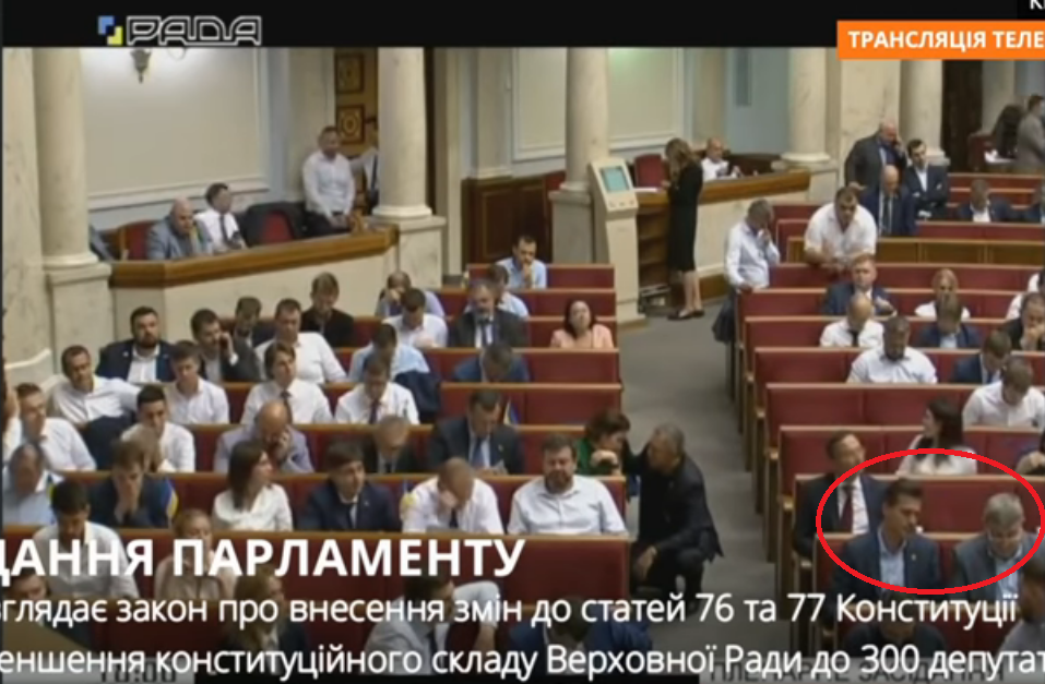 Места обоих депутатов находятся рядом