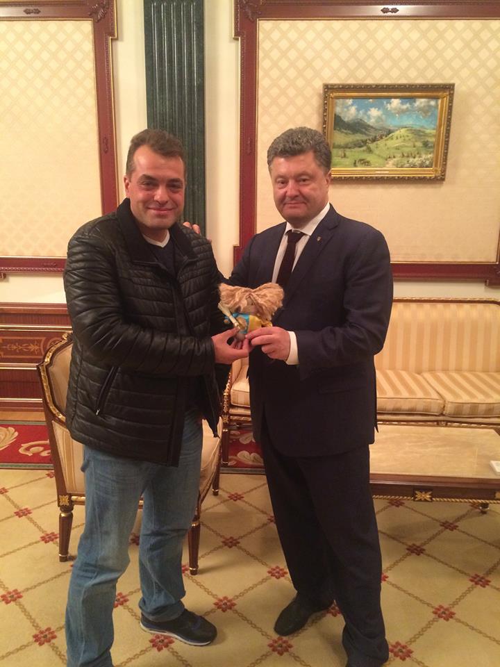 Бирюков передал Порошенко игрушку от Порошенко