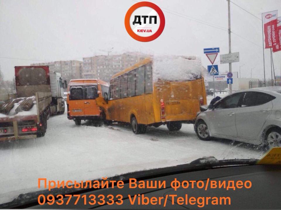 Пострадавших нет. Участники ДТП ожидают полицию