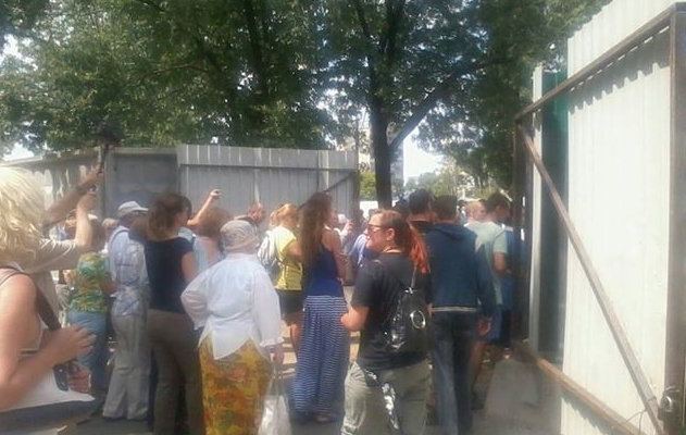 Жители Березняков протестуют против строительства ТРЦ на территории сквера
