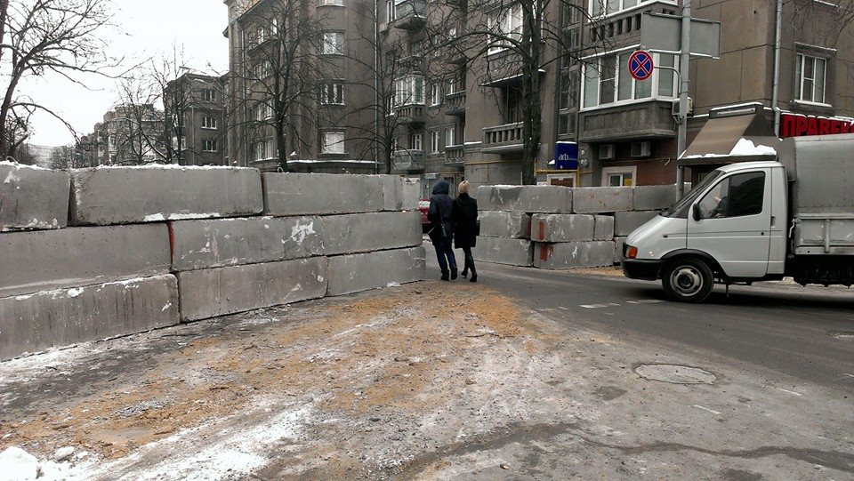 Институтскую перекрыли бетонными блоками