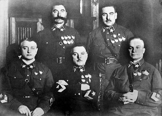 Луганчанин Ворошилов (в центре) среди первых маршалов СССР: Тухачевского, Егорова, Буденного и Блюхера