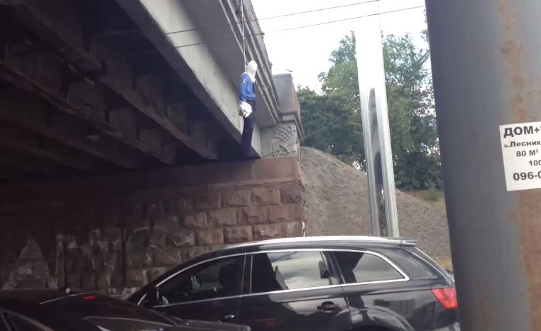 На проспекте Победы повесили манекен милиционера