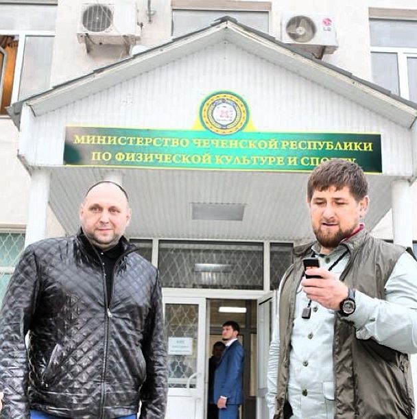 Кадыров (справа) побил министра спорта (слева)
