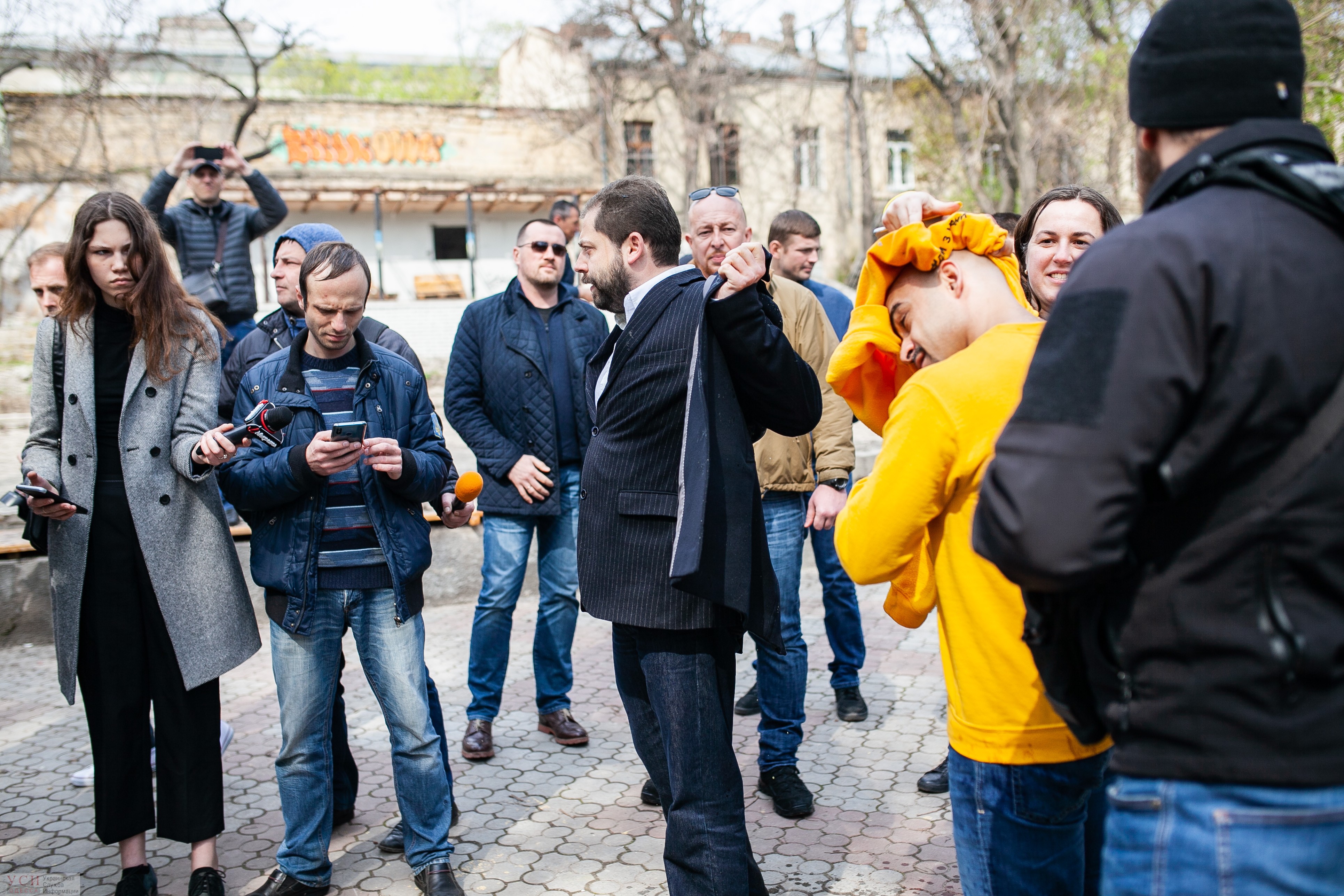 Найем привел себя в порядок и дал пресс-конференцию