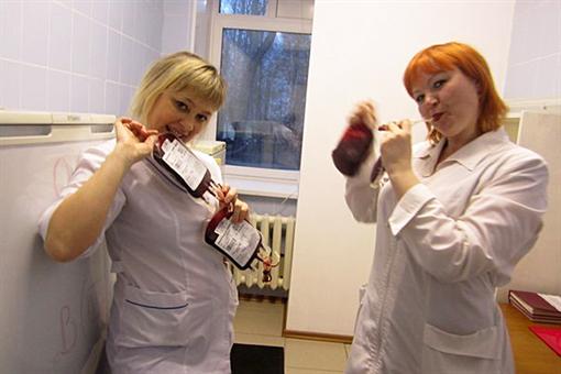 Девушки делают вид, что пьют донорскую кровь