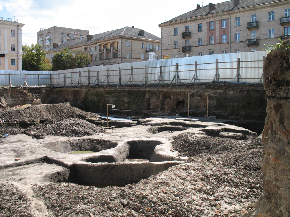 Раскопки Суренжа в центре Ровно