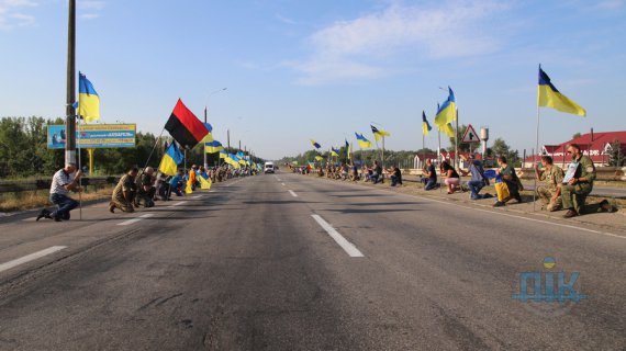 Херсонцы встречали тело на коленях