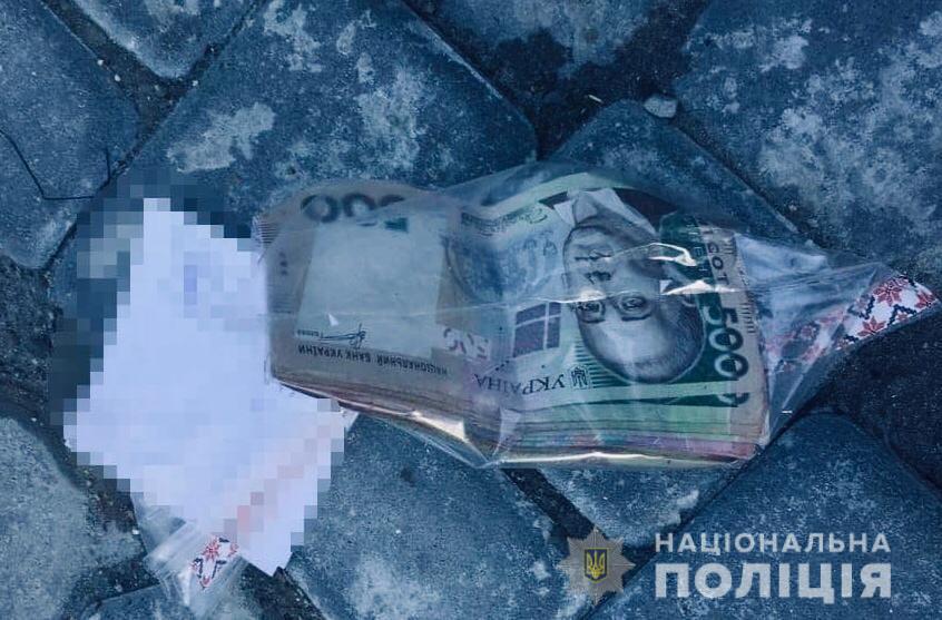 На месте изъяли крупную сумму денег