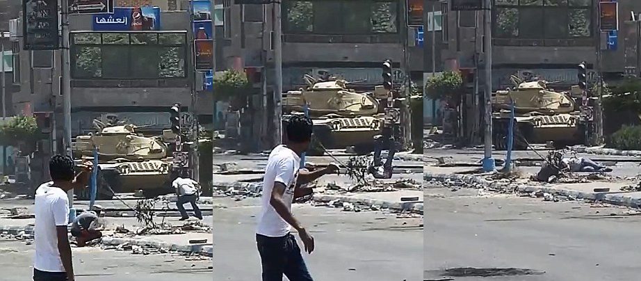 Военные стреляют в протестующего