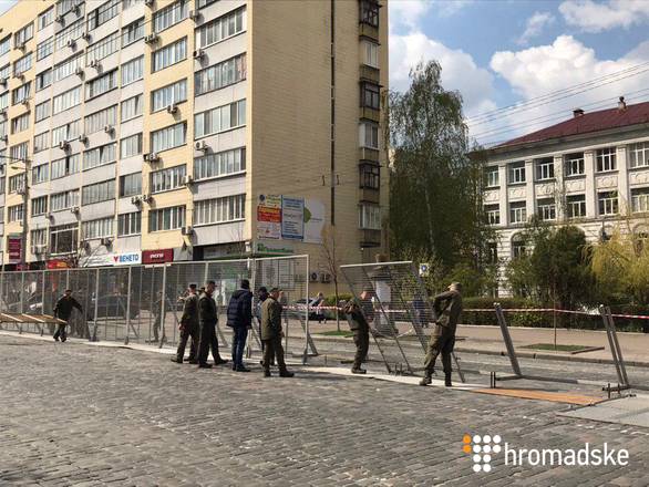На стадион будет пускать через входы с металлоискателями