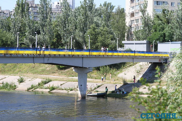 Мост через канал на Русановке