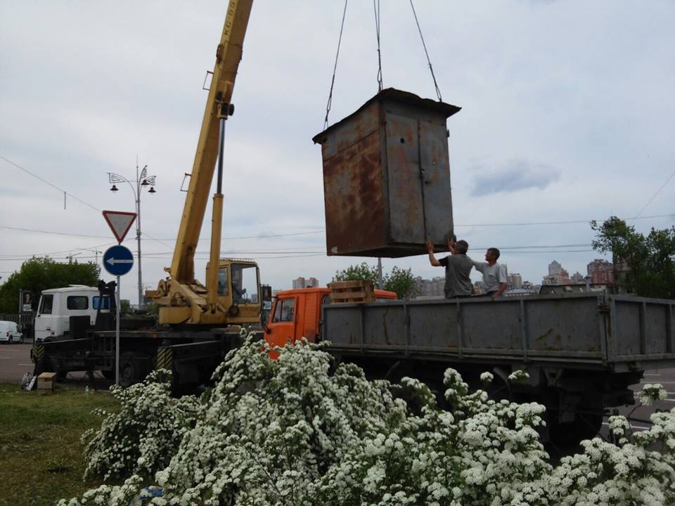 Незаконную стройку на клумбе вокзала уже демонтировали