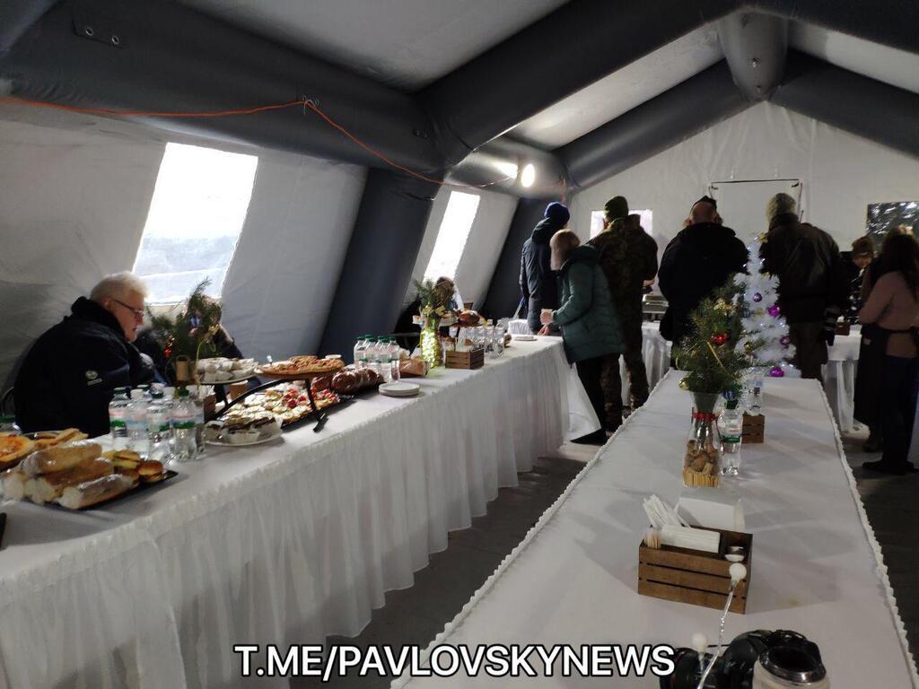 На столе были пицца, сладости, бутерброды