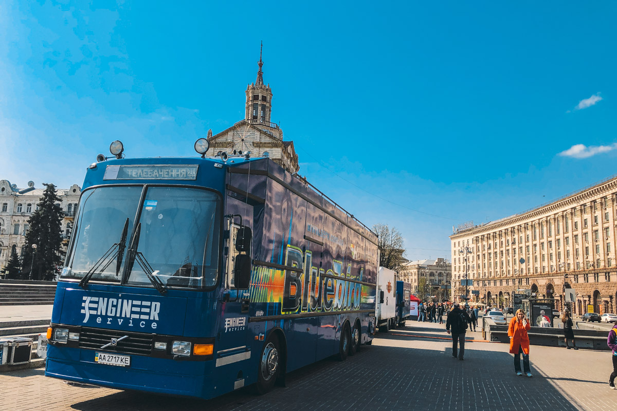 На Крещатике стоят автобусы с техникой