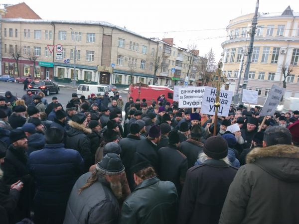 Под стенами ОГА клирики, митрополиты и миряне провели небольшой пикет