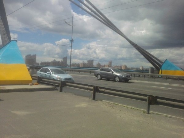 Московский мост покрасили в цвета украинского флага