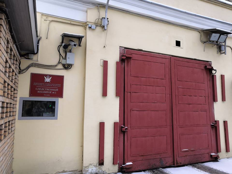 Активисты продолжают передавать помощь украинским морякам