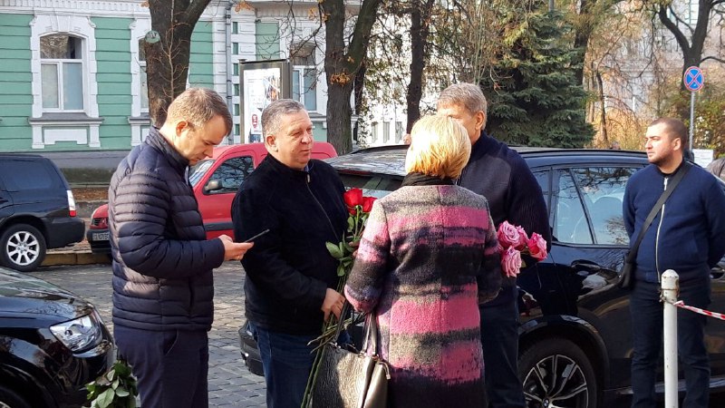 В толпе замечены известные политики
