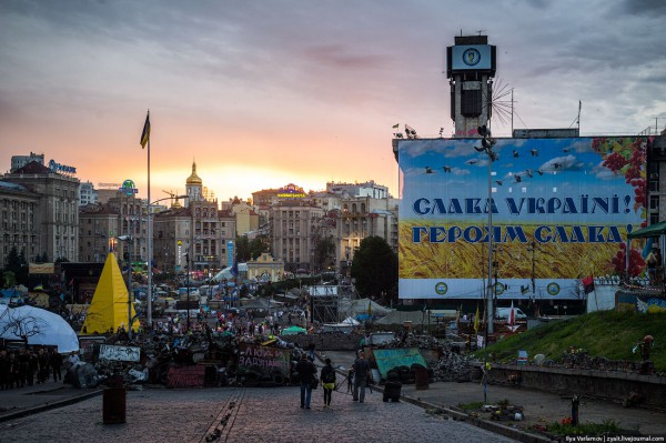Дом профсоюзов в Киеве закрыли огромным плакатом «Слава Україні! Героям Слава!»
