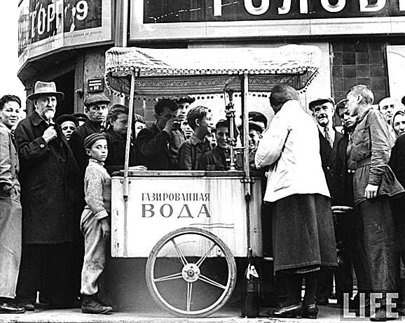 1940. Очередь за газированной водой с сиропом