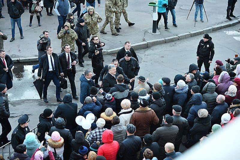 Порошенко спешил к толпе