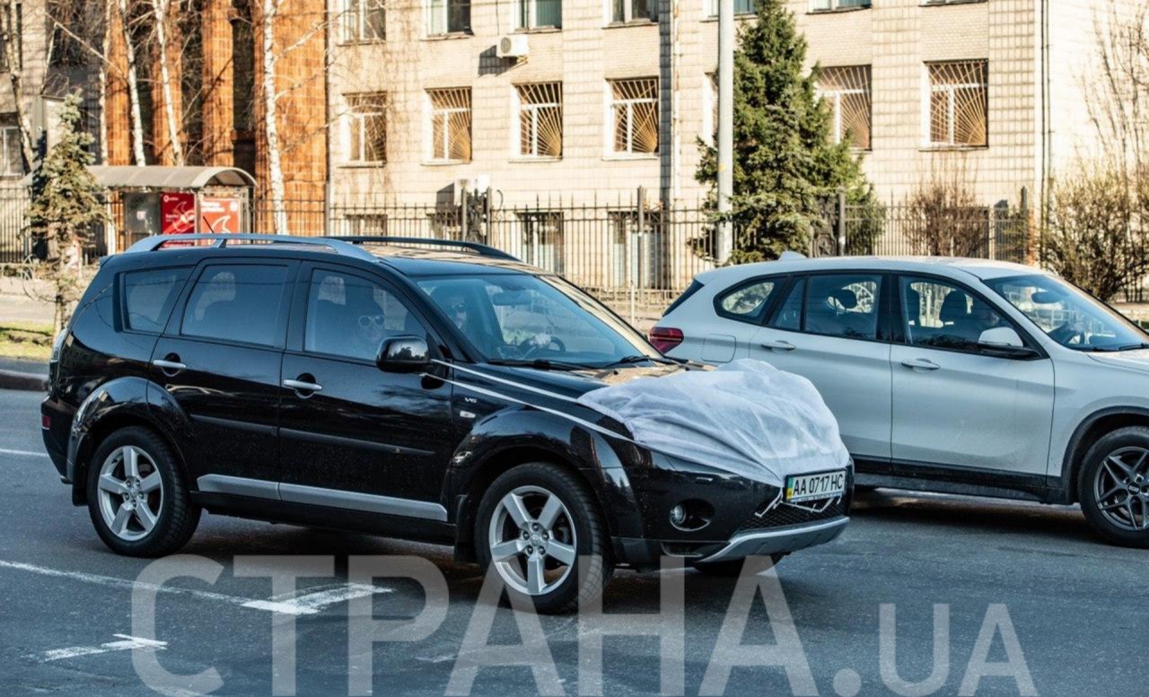 Прохожие улыбаются, когда видят машину в маске