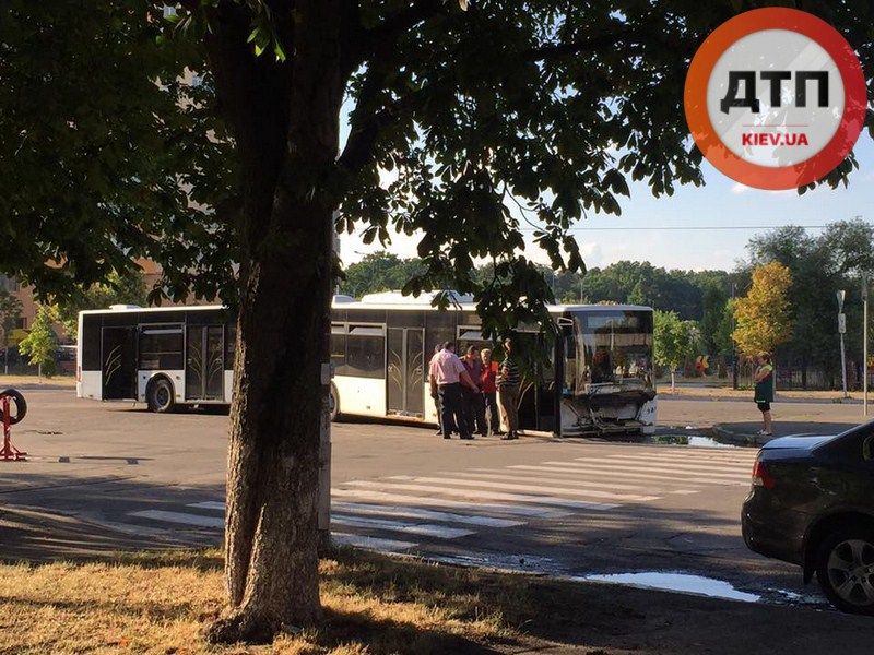 Автобус с пассажирами провалился в яму