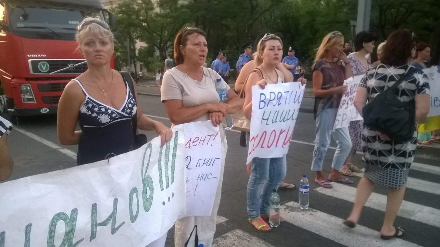Родственники бойцов перекрыли мост