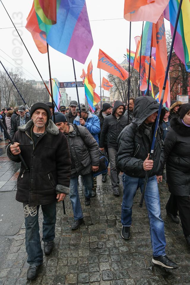 Колонна активистов марша геев