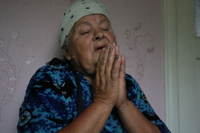 Мария Крашкова, мать изнасилованной во Врадиевке девушки, молится чудотворной иконе