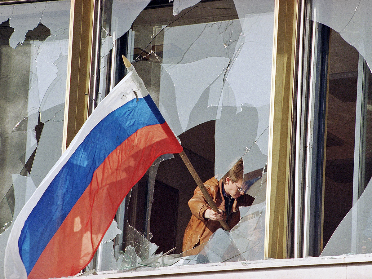Флаг России в окне Белого дома