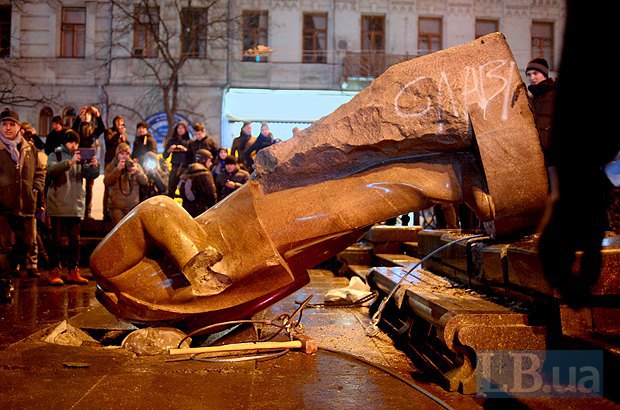 В Киеве 8 декабря 2013 года снесли памятник Ленину на Бессарабской площади. В оппозиции говорят, что к таким действиям не призывали, это