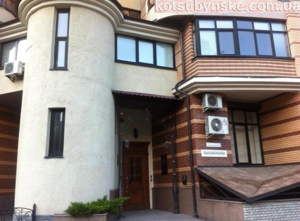 В этом здании расположена юридическая компания Мельник и партнеры