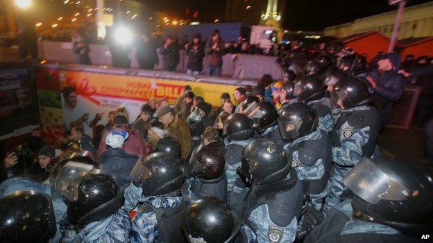 Ночью 30 ноября Евромайдан разогнал Беркут
