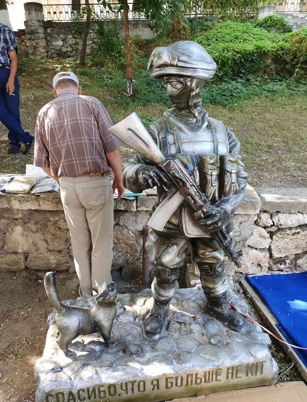 Памятник стоял в Севастополе, но его уже убрали