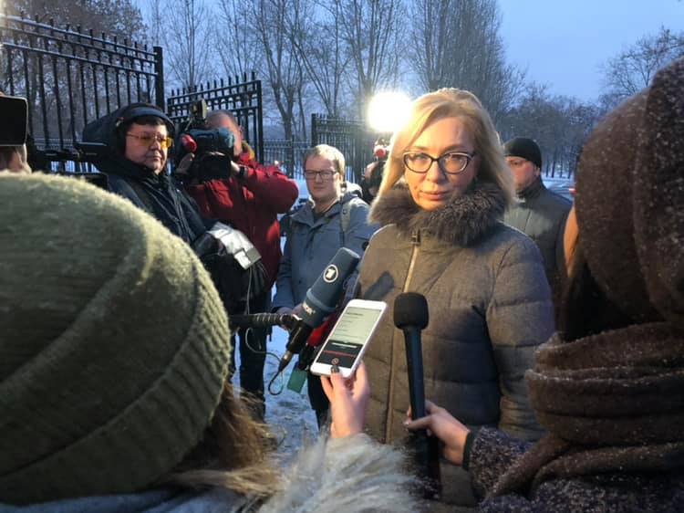 Денисова и адвокаты моряков прибыли в суд еще до начала заседаний