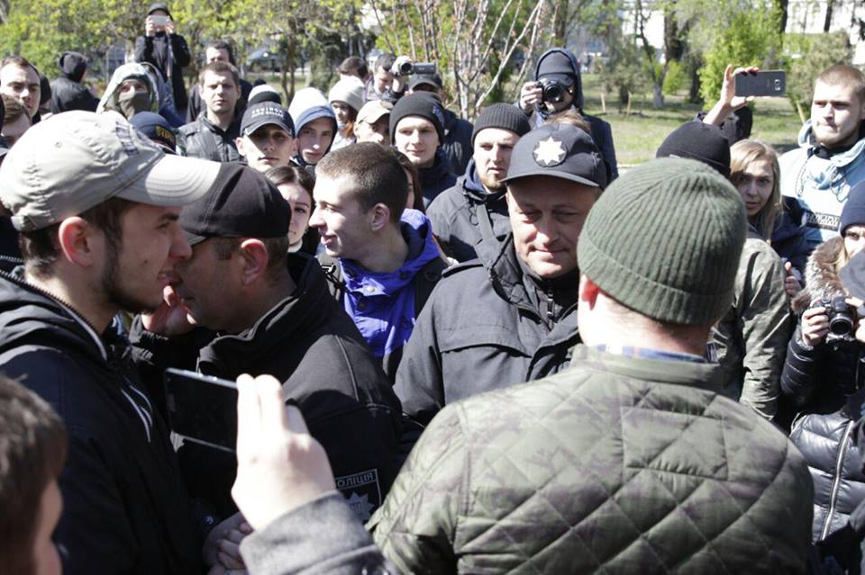 Представители полиции пытались объяснить активистам целесообразность памятника
