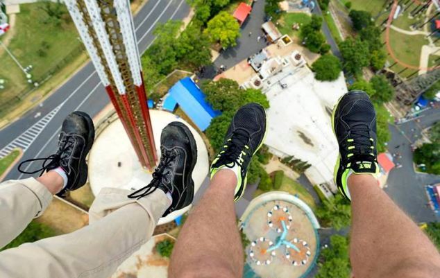 Texas SkyScreamer поднимат людей на огромную высоту, при этом пристегнуты они только небольшим поясом