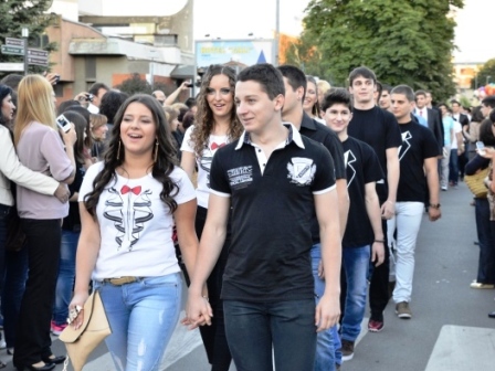 Выпускники прошлись в футболках